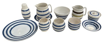 Lot 526 - A small quantity of assorted Cornish ware,...