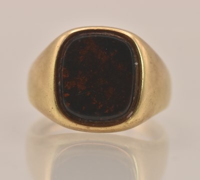 Lot 1299 - A 9ct yellow gold signet ring, with a bezel...