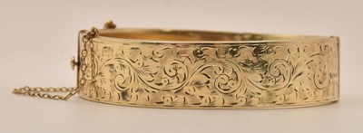 Lot 1423 - A 9ct yellow gold metal core hinged bracelet,...