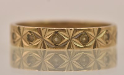 Lot 1343 - A 9ct rose gold band ring with repeating...