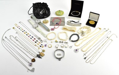 Lot 1432 - Various items of modern costume jewellery,...