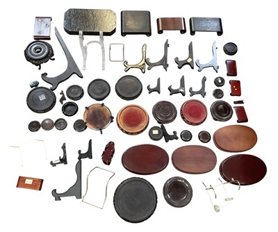 Lot 1090 - A quantity of assorted early 20th century and...