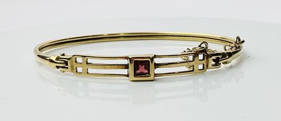 Lot 451 - A 9ct yellow gold bracelet marked 375, with...