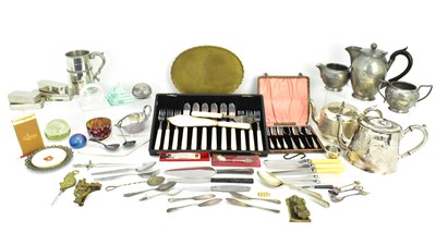 Lot 457 - Various items of metalware including a three...