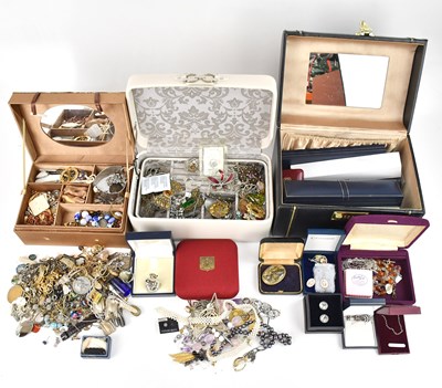 Lot 718 - An extensive collection of assorted costume...