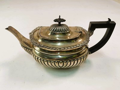 Lot 531 - An Edwardian hallmarked silver teapot, with...