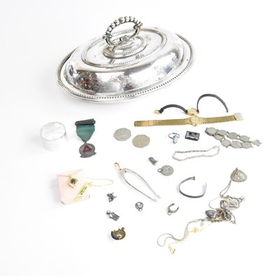 Lot 688 - A small selection of assorted costume...
