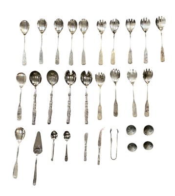 Lot 1121 - A small quantity of assorted silver plated...