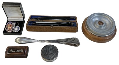 Lot 319 - A small quantity of assorted collectors' items...