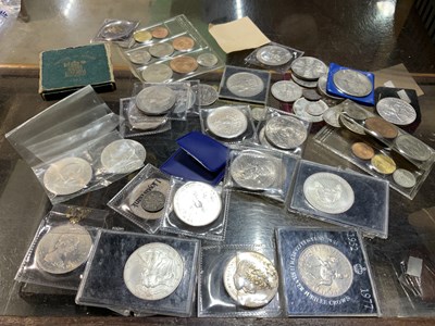 Lot 497 - A quantity of loose coinage, including silver...