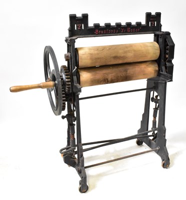 Lot 279 - A Bradfords 'Ye Tudor' cast iron mangle, no....