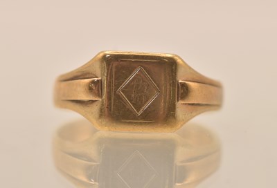 Lot 1318 - A 9ct yellow gold signet ring with engraved...
