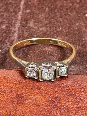 Lot 559 - An 18ct yellow gold three stone diamond ring,...
