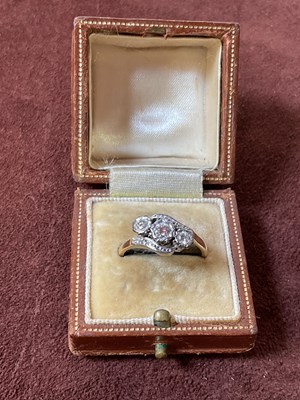 Lot 560 - An 18ct yellow gold and diamond graduated...
