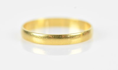 Lot 519 - An 18ct yellow gold wedding band, size N,...