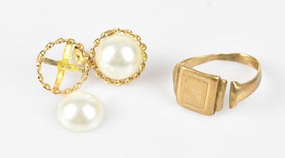 Lot 520 - A 9ct yellow gold signet ring (af), approx...