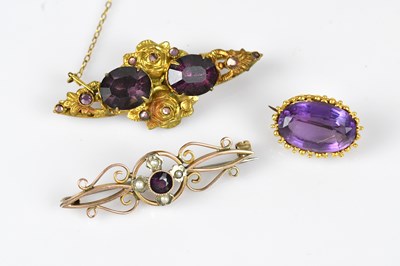 Lot 127 - A late Victorian yellow metal brooch set with...