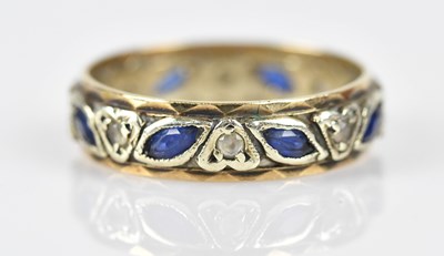 Lot 556 - A yellow and white metal band ring set with...