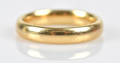 Lot 437 - An 18ct yellow gold wedding band, size M,...