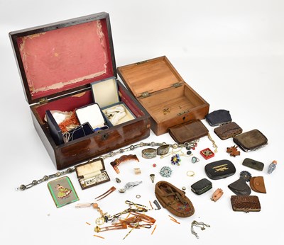 Lot 712 - A small collection of costrume jewellery...