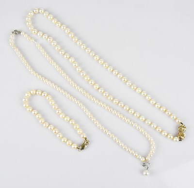 Lot 678 - A single strand cultured pearl necklace, with...