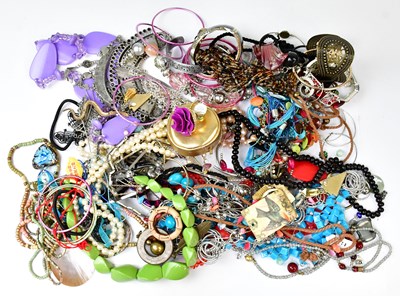 Lot 1020 - A quantity of costume jewellery, to include a...