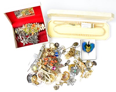 Lot 1019 - A quantity of vintage costume jewellery, to...