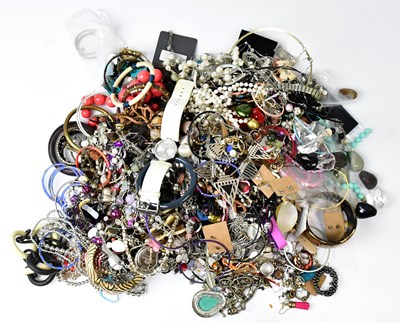 Lot 1016 - A large quantity of costume jewellery, to...