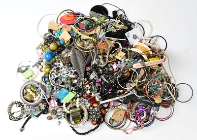 Lot 1017 - A large quantity of costume jewellery, to...