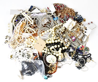Lot 1018 - A quantity of vintage and vintage-style...