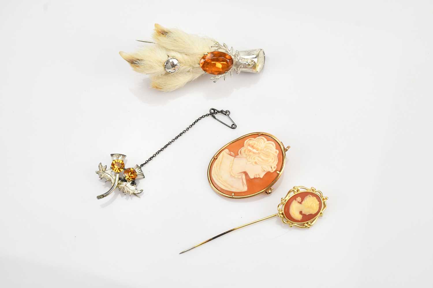 Lot 26 - A 9ct yellow gold mounted cameo brooch, side...