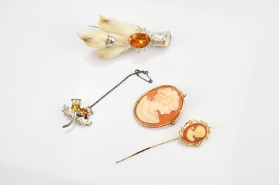 Lot 26 - A 9ct yellow gold mounted cameo brooch, side...