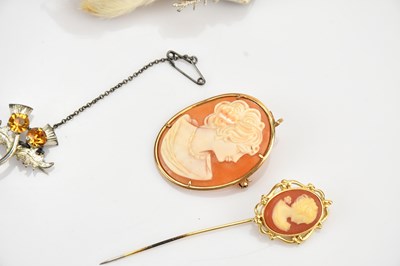 Lot 26 - A 9ct yellow gold mounted cameo brooch, side...