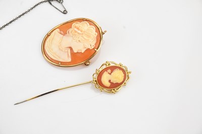 Lot 26 - A 9ct yellow gold mounted cameo brooch, side...