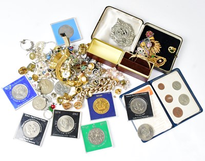 Lot 1024 - A quantity of mainly vintage costume jewellery,...