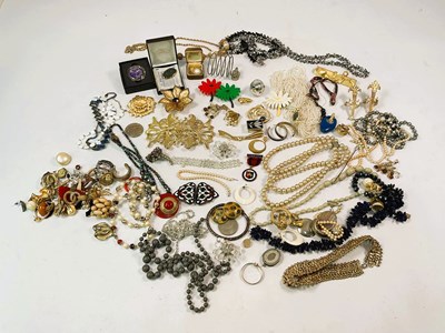 Lot 507 - A quantity of costume jewellery to include...