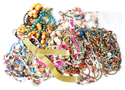 Lot 1013 - A quantity of vintage costume jewellery, to...