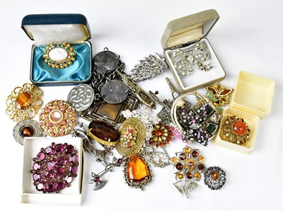 Lot 1004 - A quantity of vintage costume jewellery,...