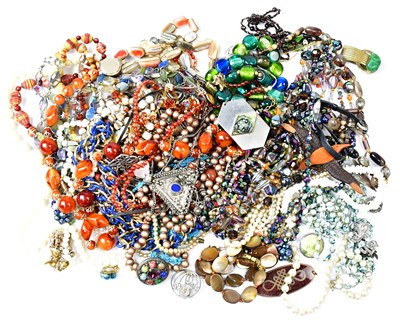Lot 834 - A quantity of vintage costume jewellery, to...