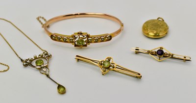 Lot 456 - A 9ct gold peridot and seed pearl bangle, 7.9g,...