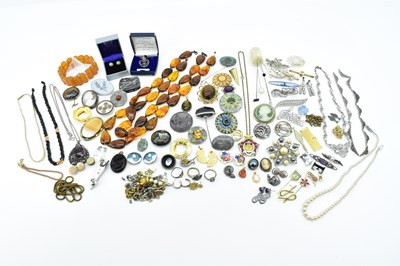 Lot 1022 - Various items of modern, vintage and antique...