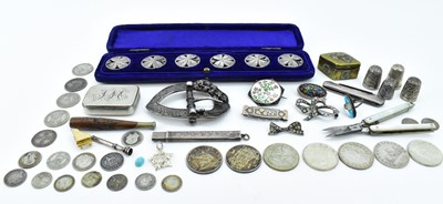 Lot 805 - Various small items of silver and costume...