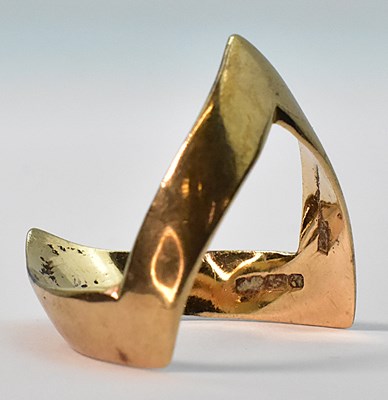 Lot 887 - A 9ct yellow gold wishbone ring, size Q,...