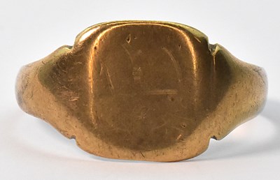 Lot 879 - A 9ct yellow gold signet ring, size W, approx....