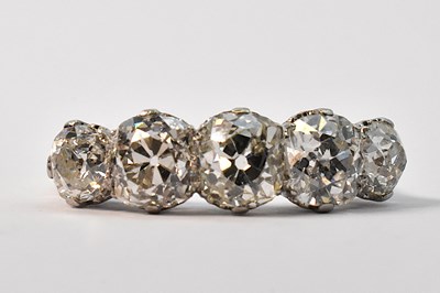 Lot 853 - A five stone diamond set ring, the diamonds...