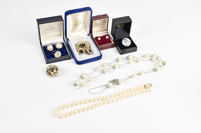 Lot 662 - An assortment of costume and dress jewellery,...