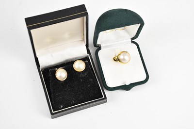 Lot 504 - A yellow metal heavy gauge pearl set dress...