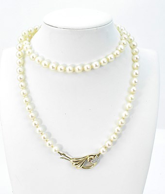 Lot 944 - A single string cultured pearl necklace with...