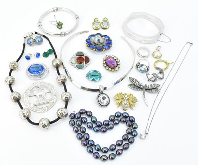 Lot 1007 - Various items of costume jewellery, including...