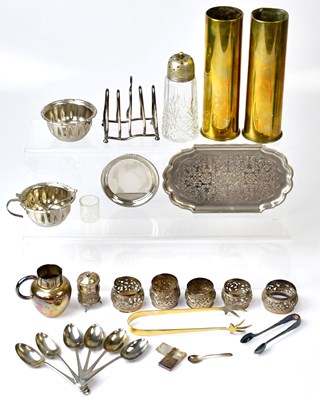 Lot 781 - A mixed lot of plated ware, to include napkin...